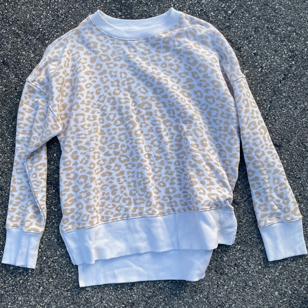 Time and Tru Beige and White Knit Top